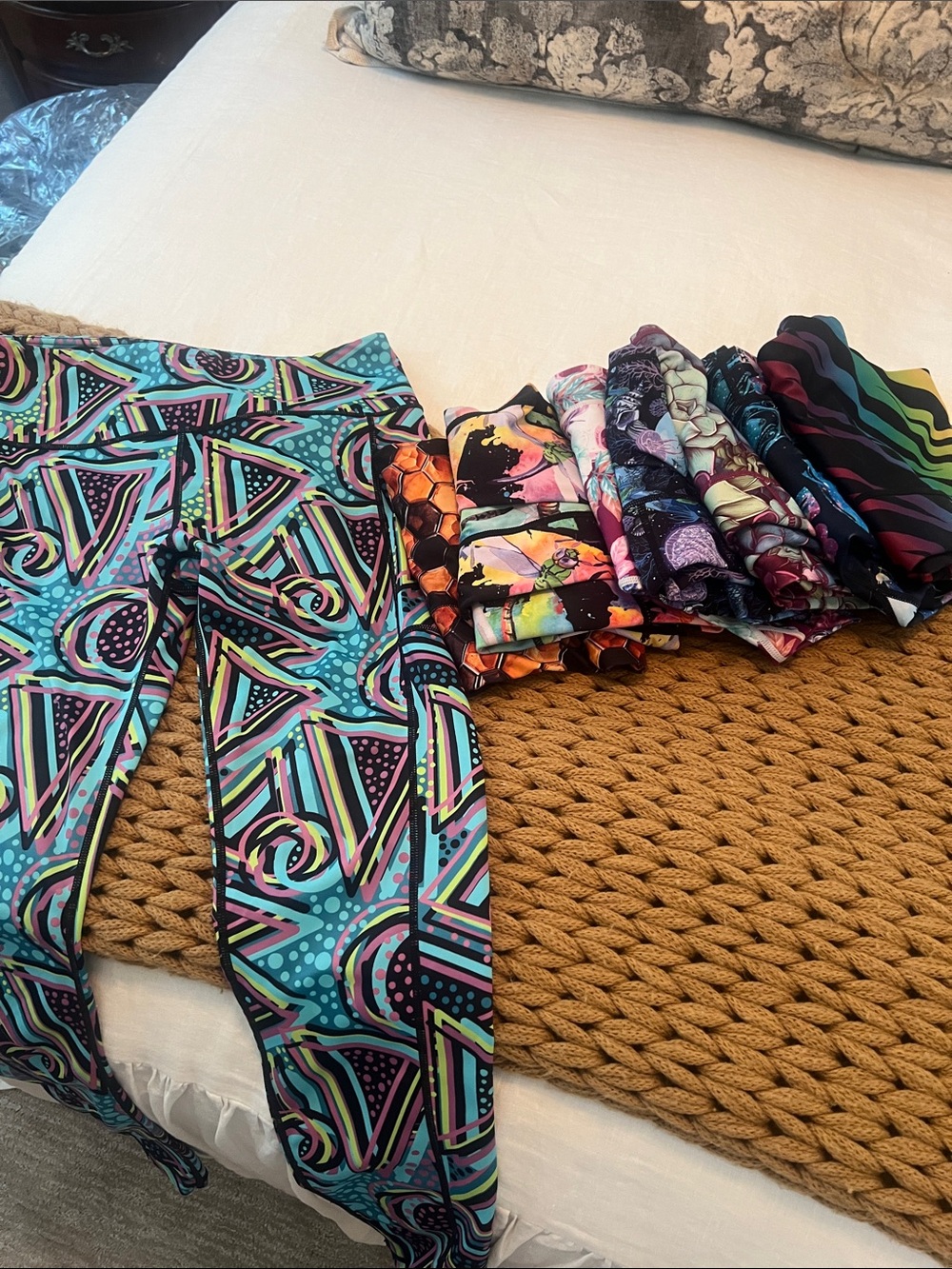 CVG lot of 8 full length leggings in fun vibrant colors!! All size medium!